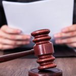 Sulla legittimazione ad impugnare il bando da parte di chi non ha presentato domanda di partecipazione alla gara e sul concetto di clausola 