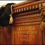 L'errata adozione, da parte della stazione appaltante, del criterio di aggiudicazione, non impone l'immediata impugnazione del bando di gara